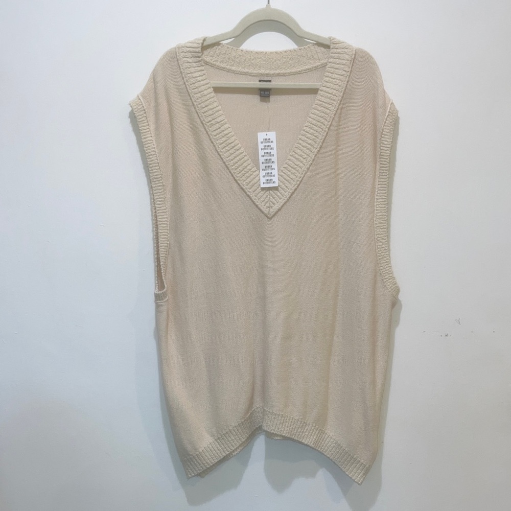 NEW BDG SELENA OVERSIZED SWEATER VEST IN CREAM Size M/L